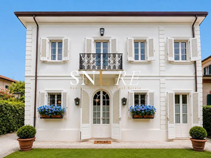 Casa con 6 locali in affitto in Via Giacomo Puccini, Centro, Forte dei Marmi