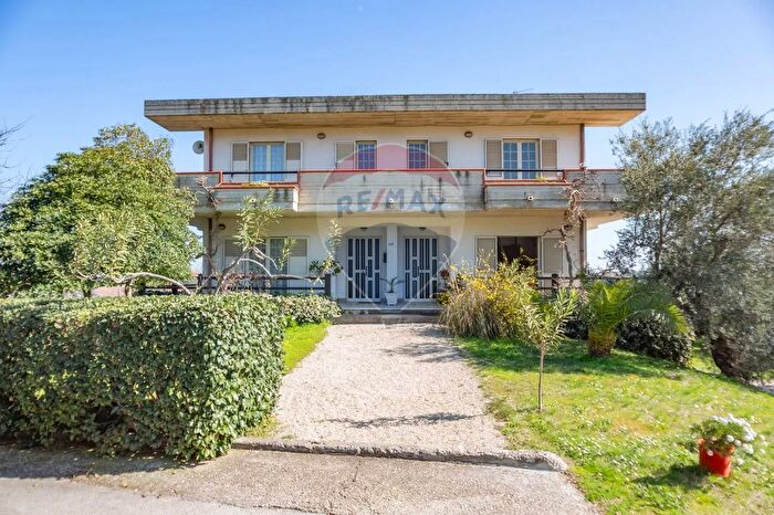 Casa con 14 locali in vendita in Via San Rocco, Giuliano Teatino