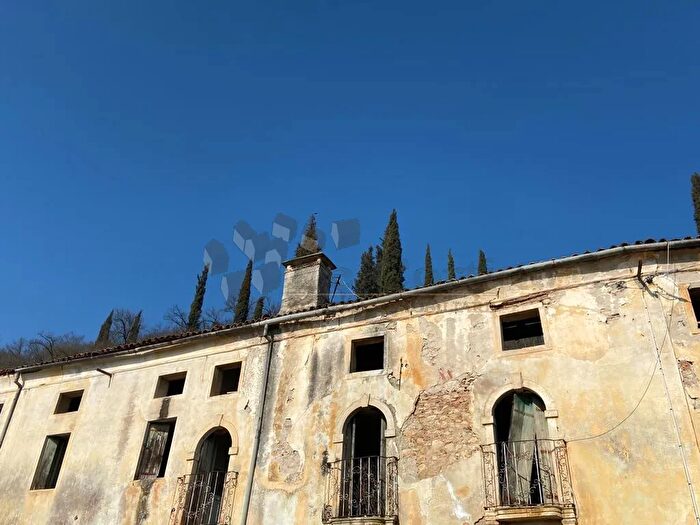 Casa con 8 locali in vendita in Arcugnano