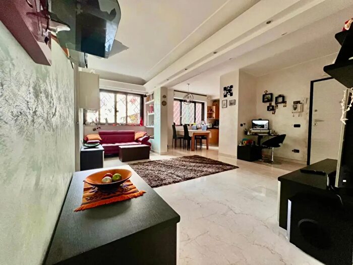 Appartamento trilocale in vendita in Viale Londra, Roma