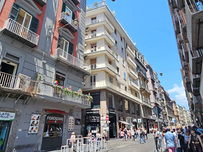 Appartamento quadrilocale in affitto in Via Carlo De Cesare, Quartieri Spagnoli, Napoli