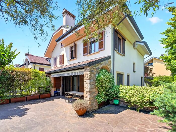 Casa con 5 locali in vendita in Via della Repubblica, Arese