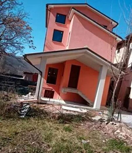 Casa quadrilocale in vendita in Frazione Cassignano, Foligno