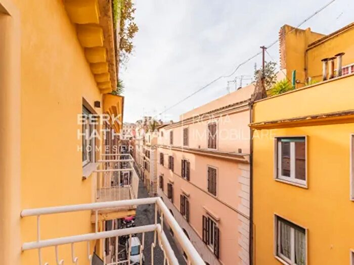 Appartamento trilocale in vendita in Via del Falco, Roma