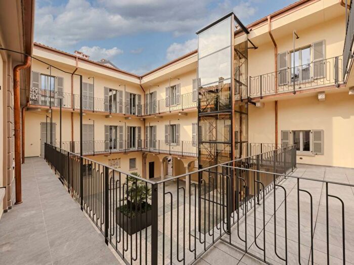 Appartamento con 5 locali in affitto in Via Cavour, Centro, Arona