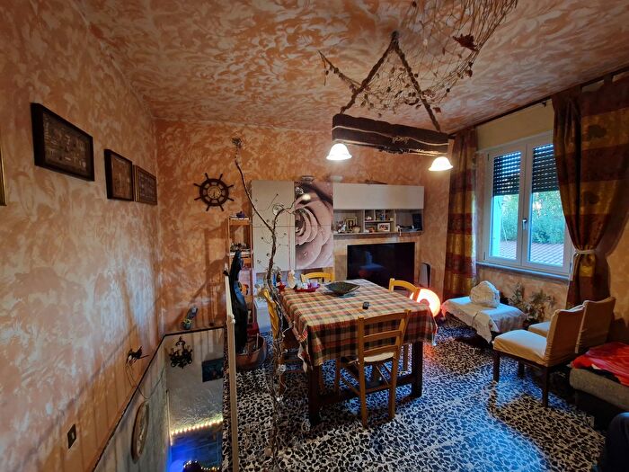 Appartamento con 7 locali in vendita in Via Fregionaia, Lucca