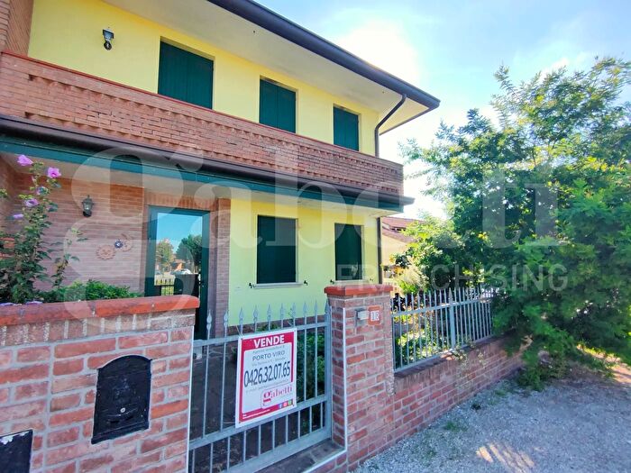 Casa con 5 locali in vendita in Porto Viro