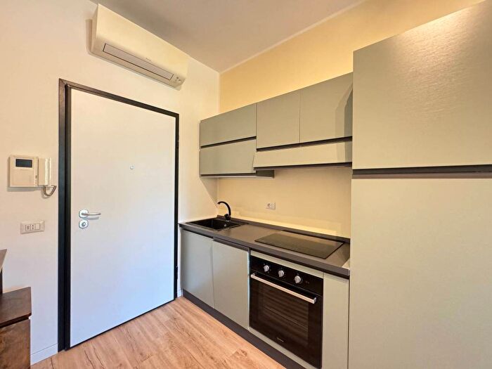 Appartamento bilocale in affitto in Via Francesco Primaticcio, Lorenteggio, Milano