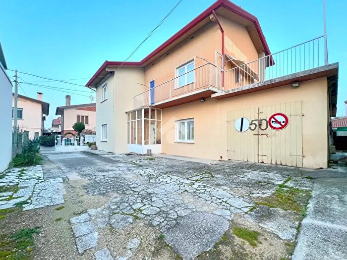 Casa quadrilocale in vendita in Via Rosmini, Marano Lagunare