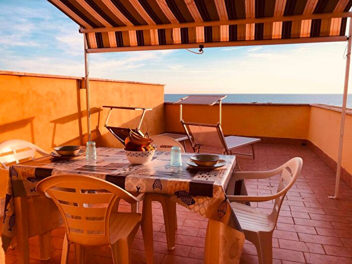 Casa monolocale in affitto in Viale Francia, Torvaianica Centro, Pomezia