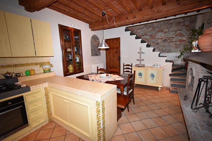Casa con 7 locali in vendita in Massarosa