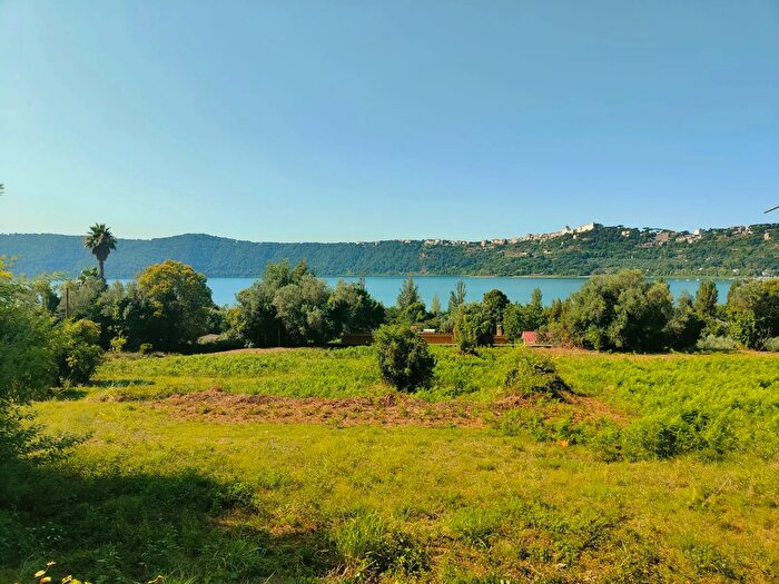 Casa quadrilocale in vendita in Via Spiaggia del Lago, Castel Gandolfo