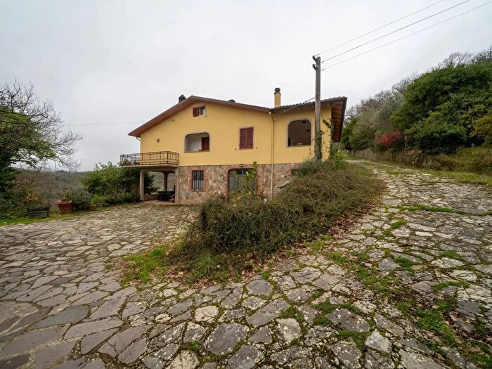 Casa con 10 locali in vendita in Via Chiantigiana, Cavriglia