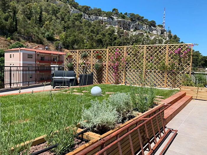 Casa con 9 locali in vendita in Via Tirella, Modica