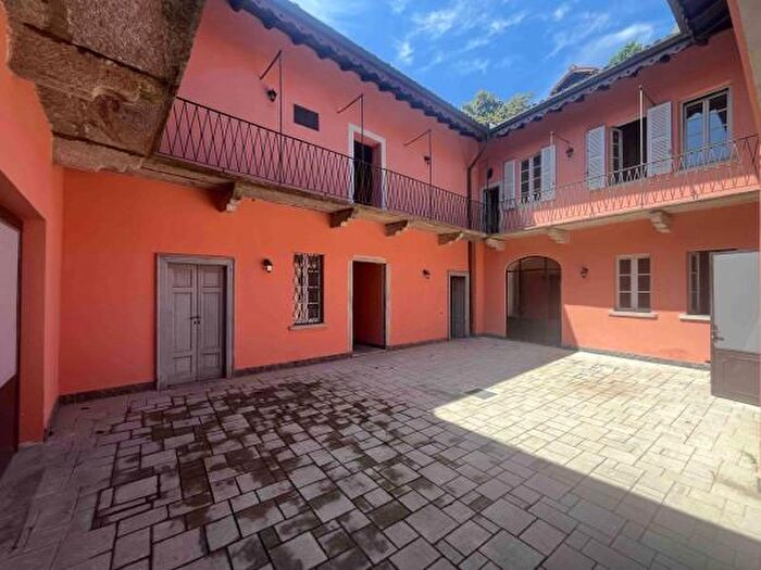 Appartamento con 5 locali in vendita in Piazza Giuseppe Garibaldi, Besozzo