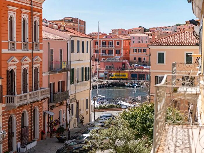 Appartamento con 7 locali in vendita in Via Vittorio Emanuele, La Maddalena