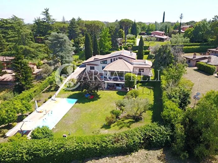 Casa con 10 locali in vendita in Largo dellOlgiata, Roma