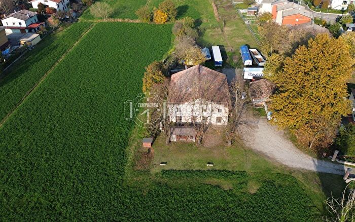 Casa quadrilocale in vendita in Via Leningrado, Novellara