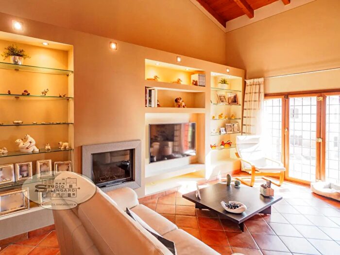 Casa con 8 locali in vendita in Modena