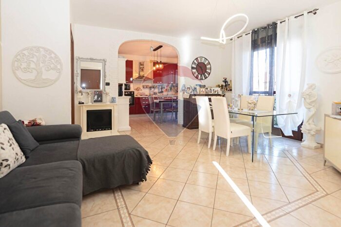 Appartamento quadrilocale in vendita in Via del Padre, Leini