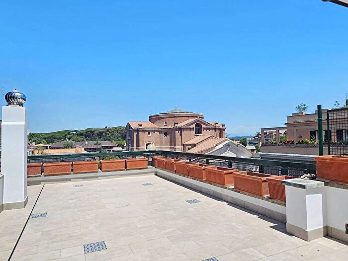 Casa con 6 locali in affitto in Via Archimede, Euclide, Roma