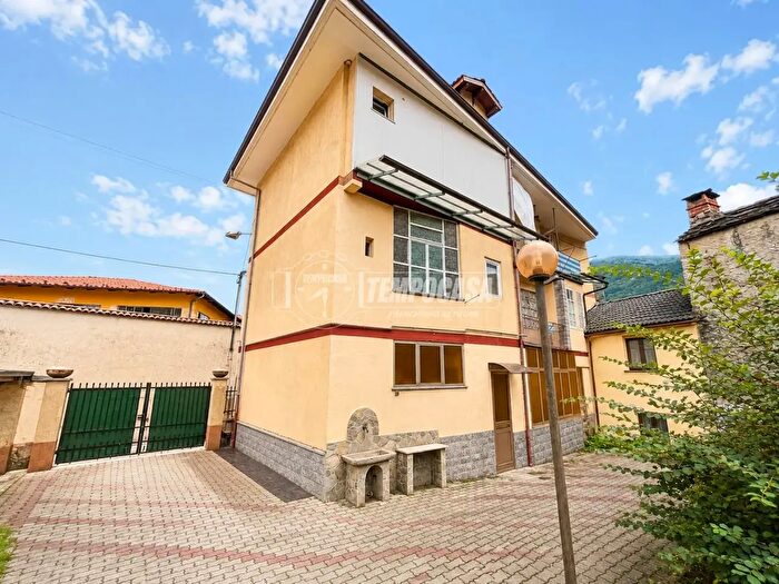 Casa con 12 locali in vendita in Pont Canavese