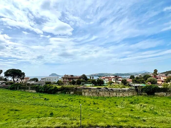 Appartamento con 5 locali in affitto in Viale dell Europa Unita, Pozzuoli