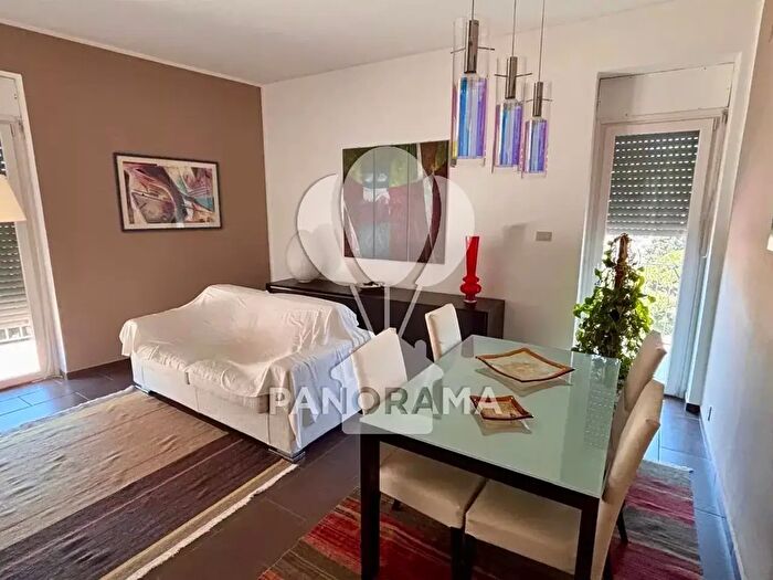 Appartamento con 6 locali in vendita in Via Raffaello, Palermo