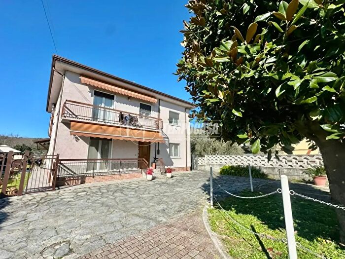 Appartamento quadrilocale in vendita in Via Romagnano, Massa