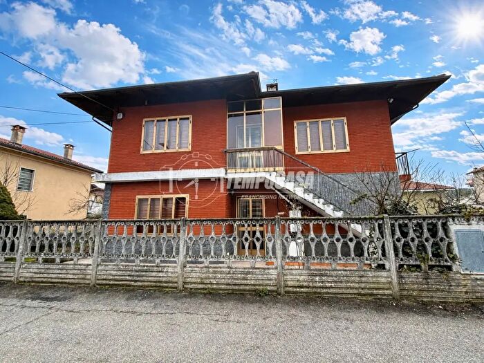 Casa con 8 locali in vendita in Via Cervino, Santhia'