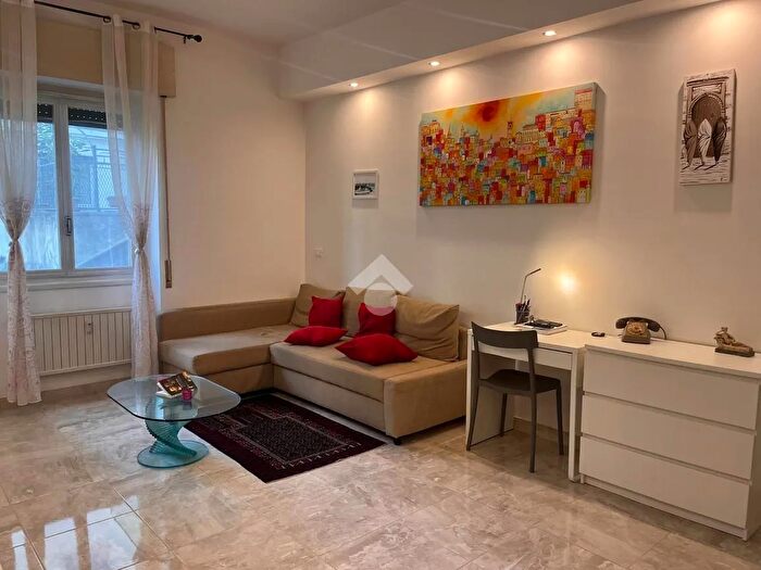 Appartamento trilocale in vendita in Via Tortona, Genova