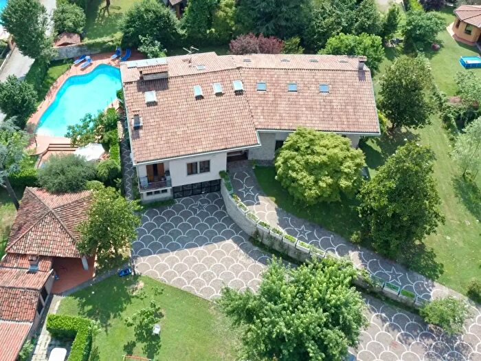 Casa con 10 locali in vendita in Via Don Nazzaro Villa, Capriate San Gervasio