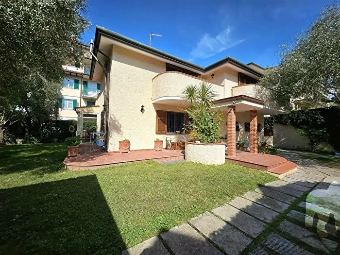 Casa con 8 locali in vendita in Massa
