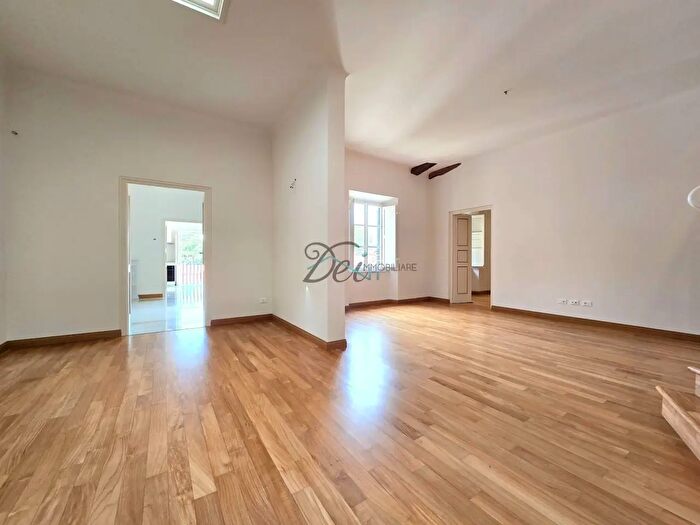 Appartamento con 12 locali in affitto in Via della Stufa, Lucca