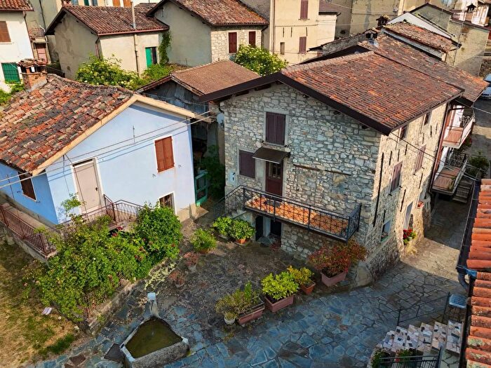 Casa quadrilocale in vendita in Frazione Salogni Fabbrica Curone Alessandria, Fabbrica Curone