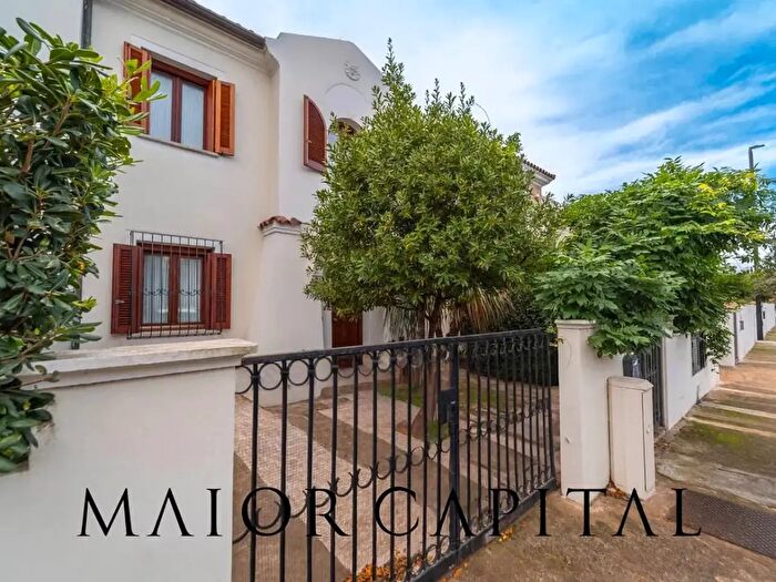 Casa con 5 locali in vendita in Olbia