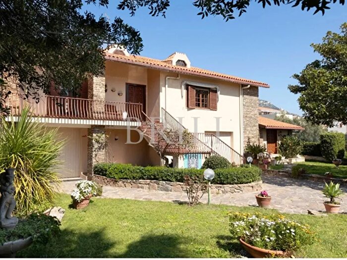 Casa con 8 locali in vendita in Olbia