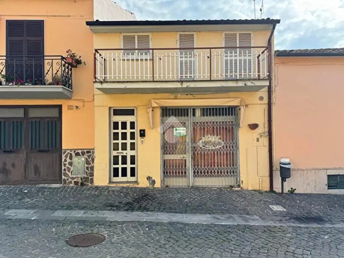Appartamento quadrilocale in vendita in Via Principe Amedeo, Arlena Di Castro