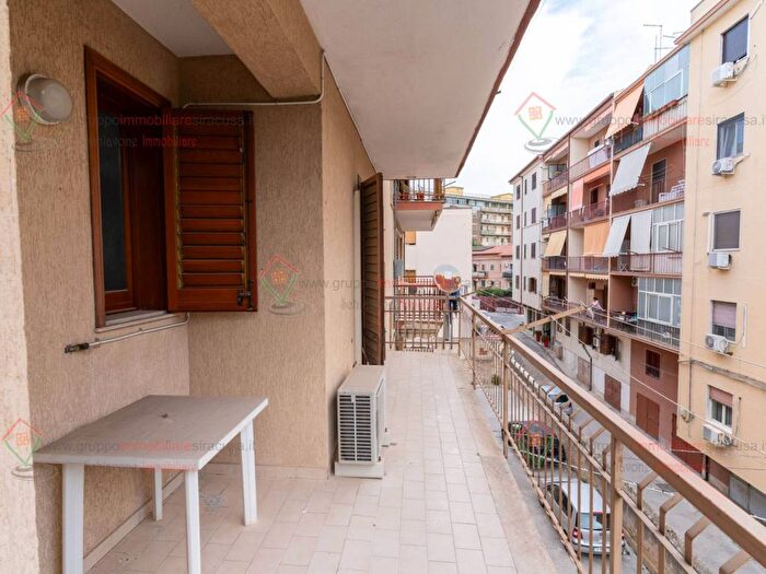 Appartamento con 5 locali in affitto in Viale Zecchino, Tica Zecchino, Siracusa