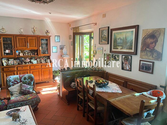 Casa con 5 locali in vendita in Pietrasanta
