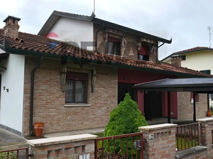 Casa con 6 locali in vendita in Vicolo Frutteti, Tresignana