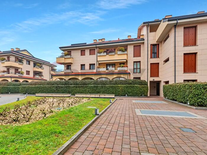 Appartamento trilocale in vendita in Via Bazzana Inferiore, Assago