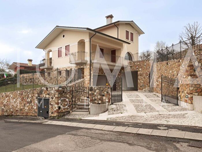 Casa con 6 locali in affitto in Via Giovanni Moretto, Centro, Arzignano