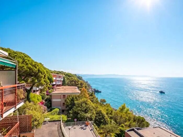 Appartamento con 6 locali in vendita in Via dei Pini d'Aleppo, Varazze