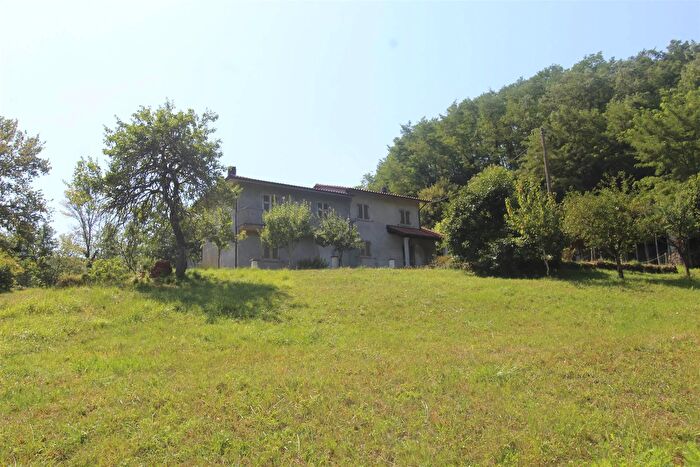 Casa con 9 locali in vendita in Tresana