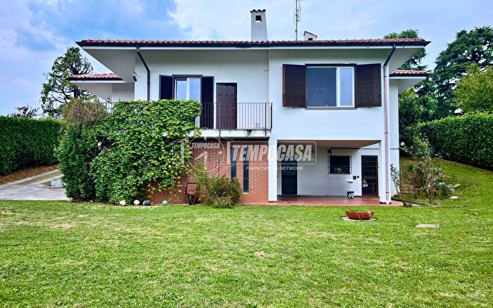 Casa con 5 locali in vendita in Via Roma, Casatenovo