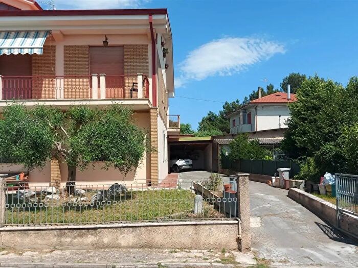Appartamento con 5 locali in vendita in Via Antonelli, Trecastelli