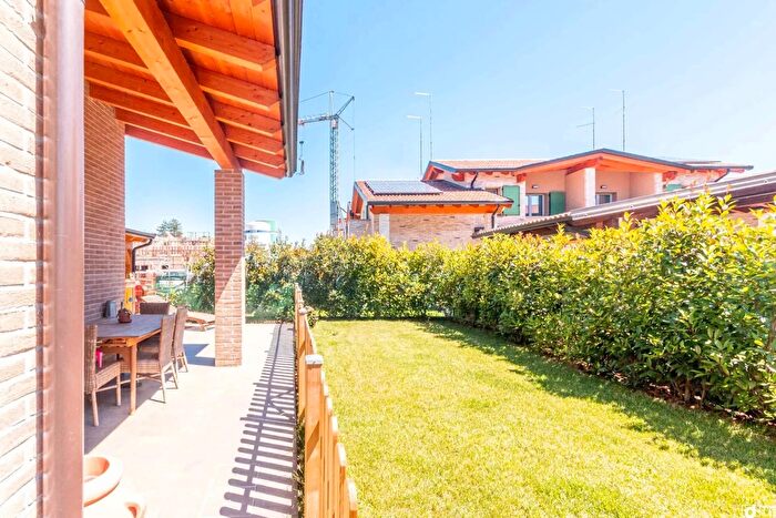 Casa quadrilocale in vendita in Strada Val Parma, Parma