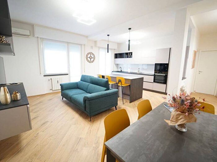 Appartamento trilocale in affitto in Traversa di Corso Valparaiso, Centro, Chiavari