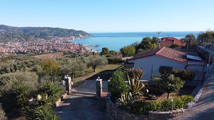 Casa trilocale in vendita in Strada Berzi, Diano Marina